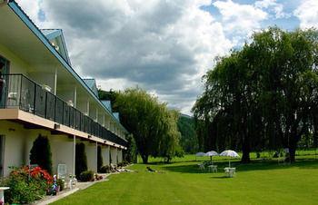 Monashee Motel Sicamous Εξωτερικό φωτογραφία