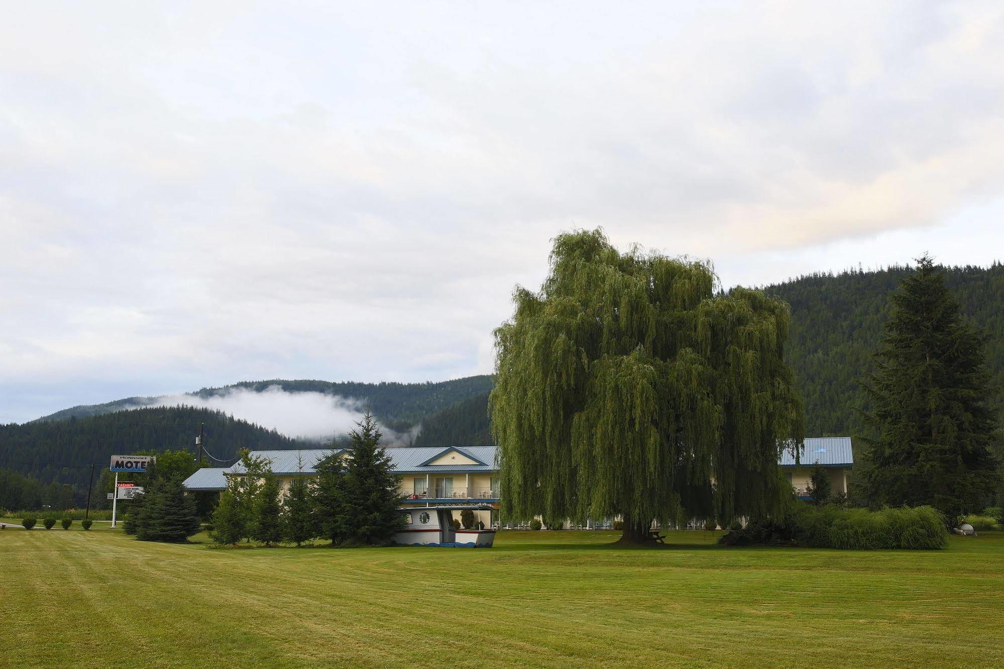 Monashee Motel Sicamous Εξωτερικό φωτογραφία