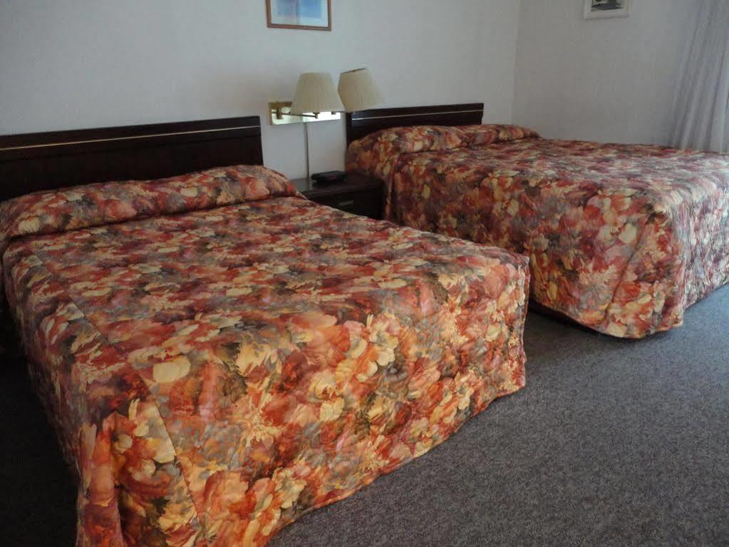 Monashee Motel Sicamous Εξωτερικό φωτογραφία