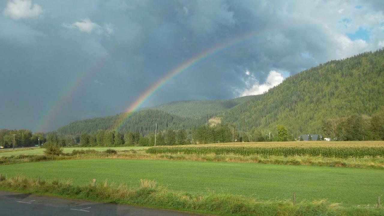 Monashee Motel Sicamous Εξωτερικό φωτογραφία